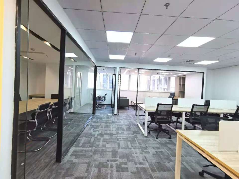 由由世紀(jì)廣場(chǎng)