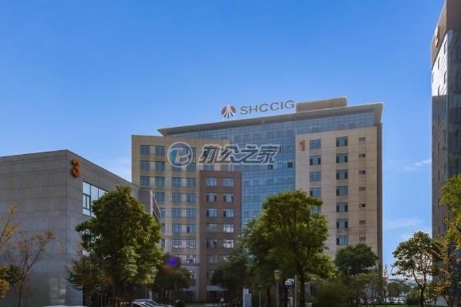 為了保持債券價格的穩(wěn)定，金地集團和公司管理層紛紛回購公司債券