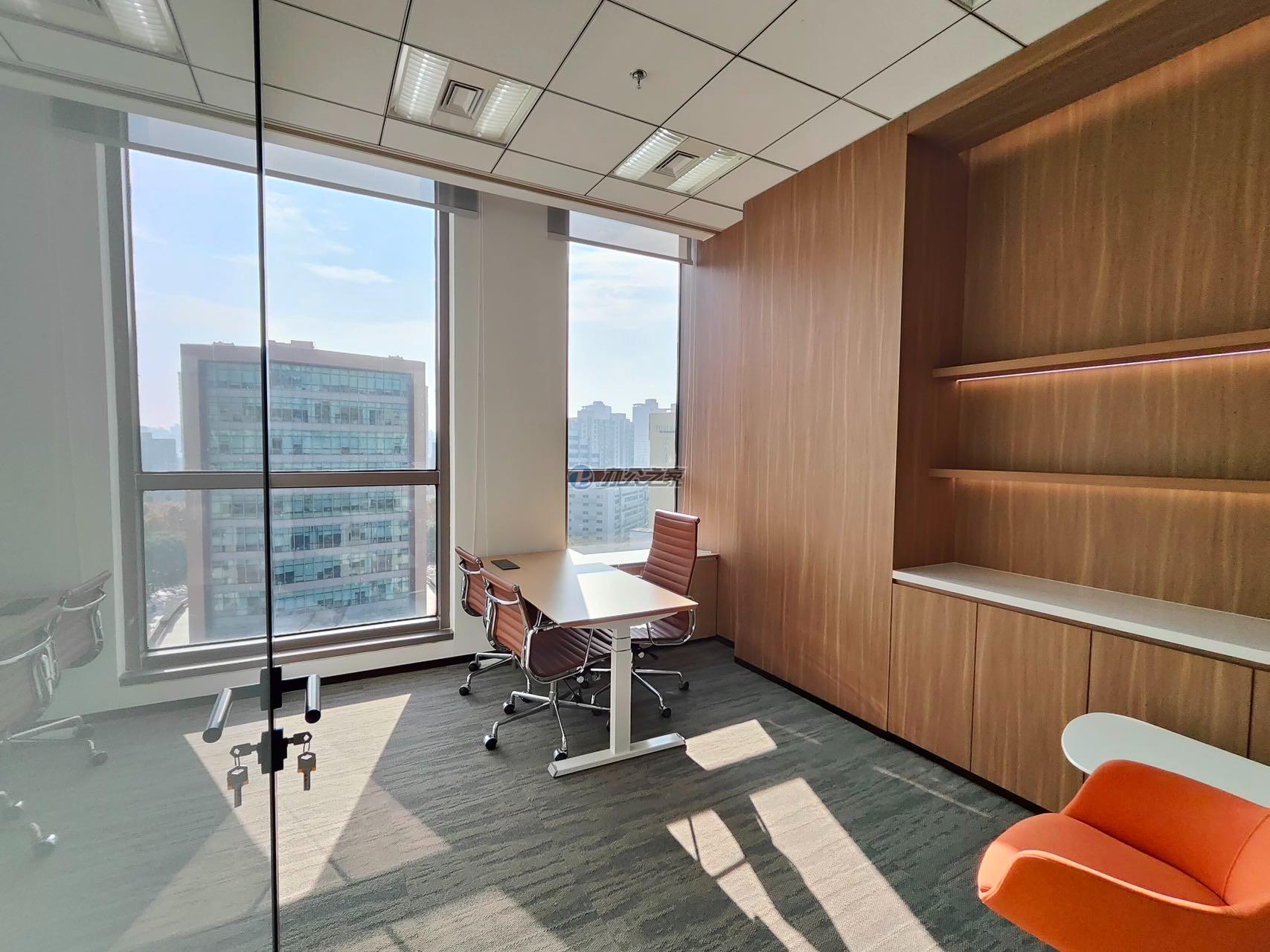 由由世紀(jì)廣場(chǎng)