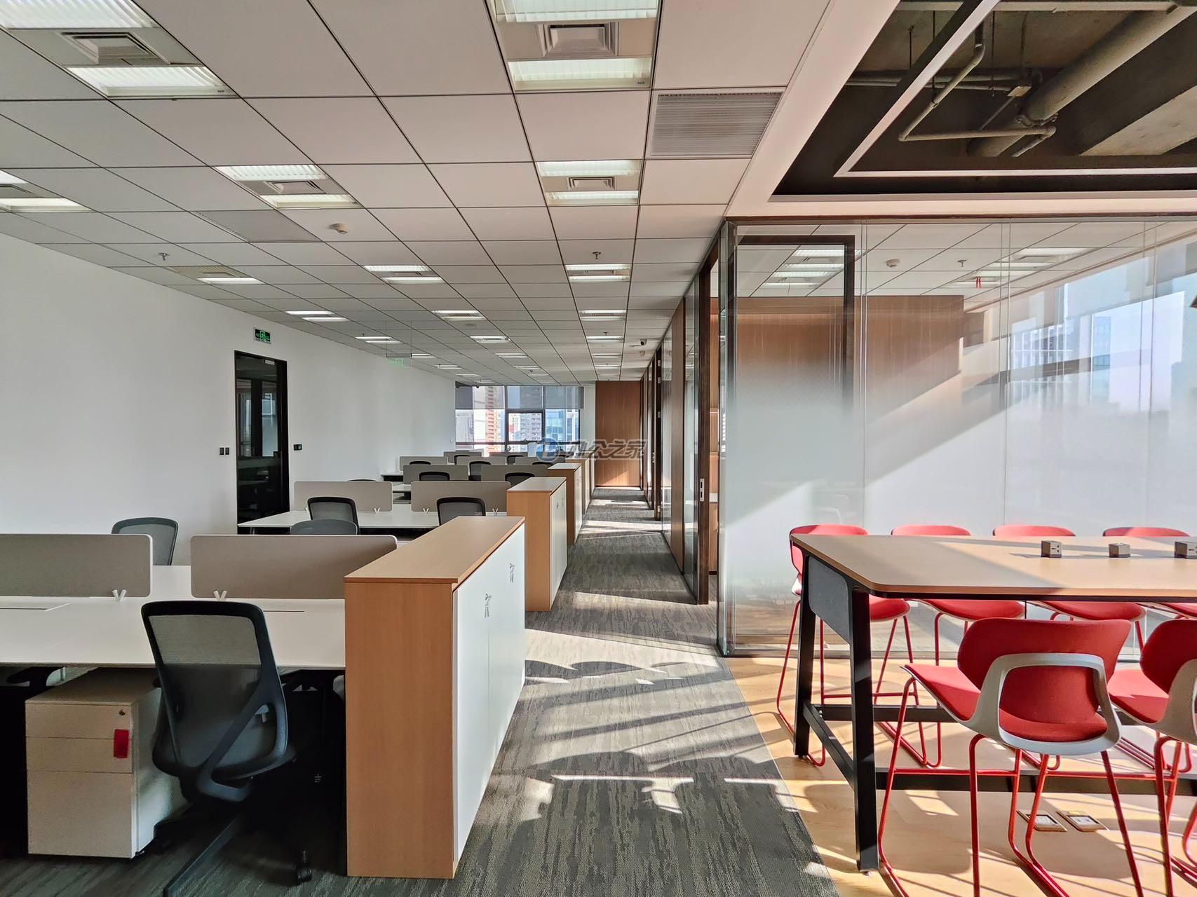 由由世紀(jì)廣場(chǎng)