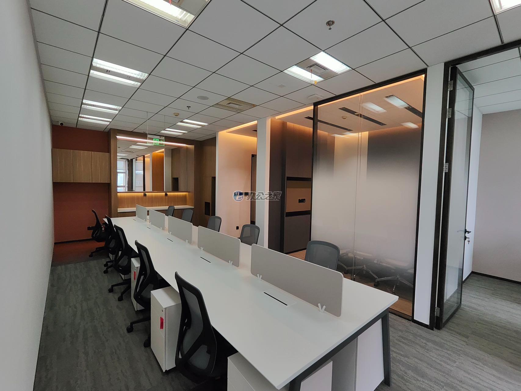 由由世紀(jì)廣場(chǎng)