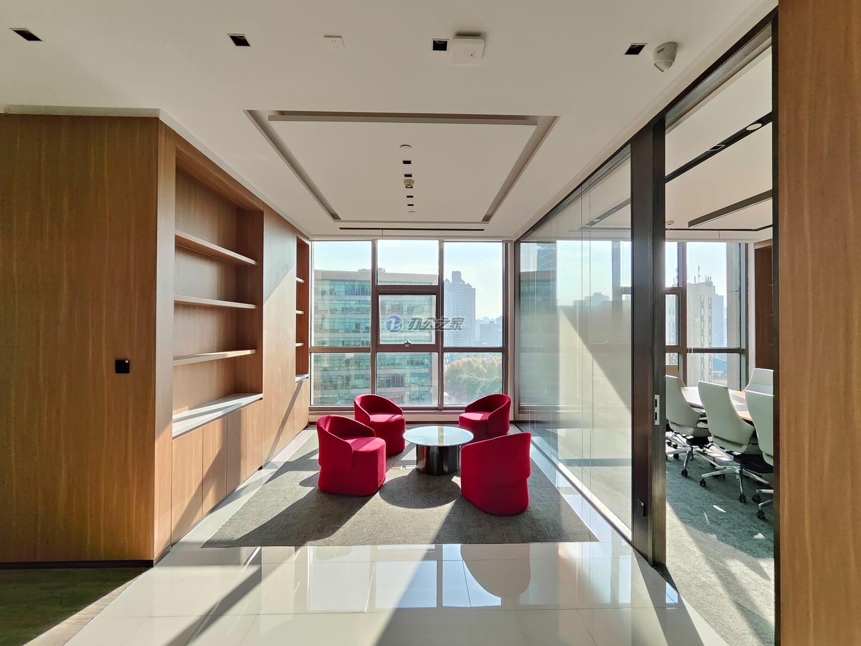 由由世紀(jì)廣場(chǎng)